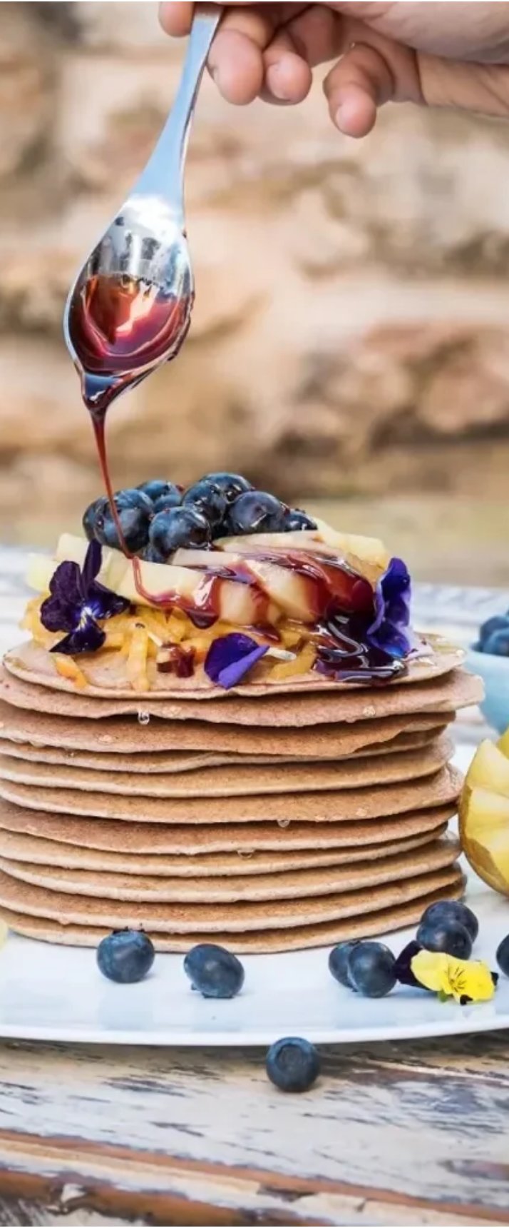 Pancakes mit Heidelbeeren und essbaren Blüten – Food-Inszenierung der Retreat-Seite