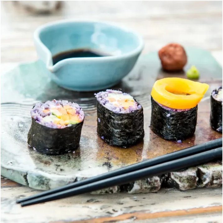 Vegane Sushi-Variation auf Keramik – Detail der Retreat-Küche
