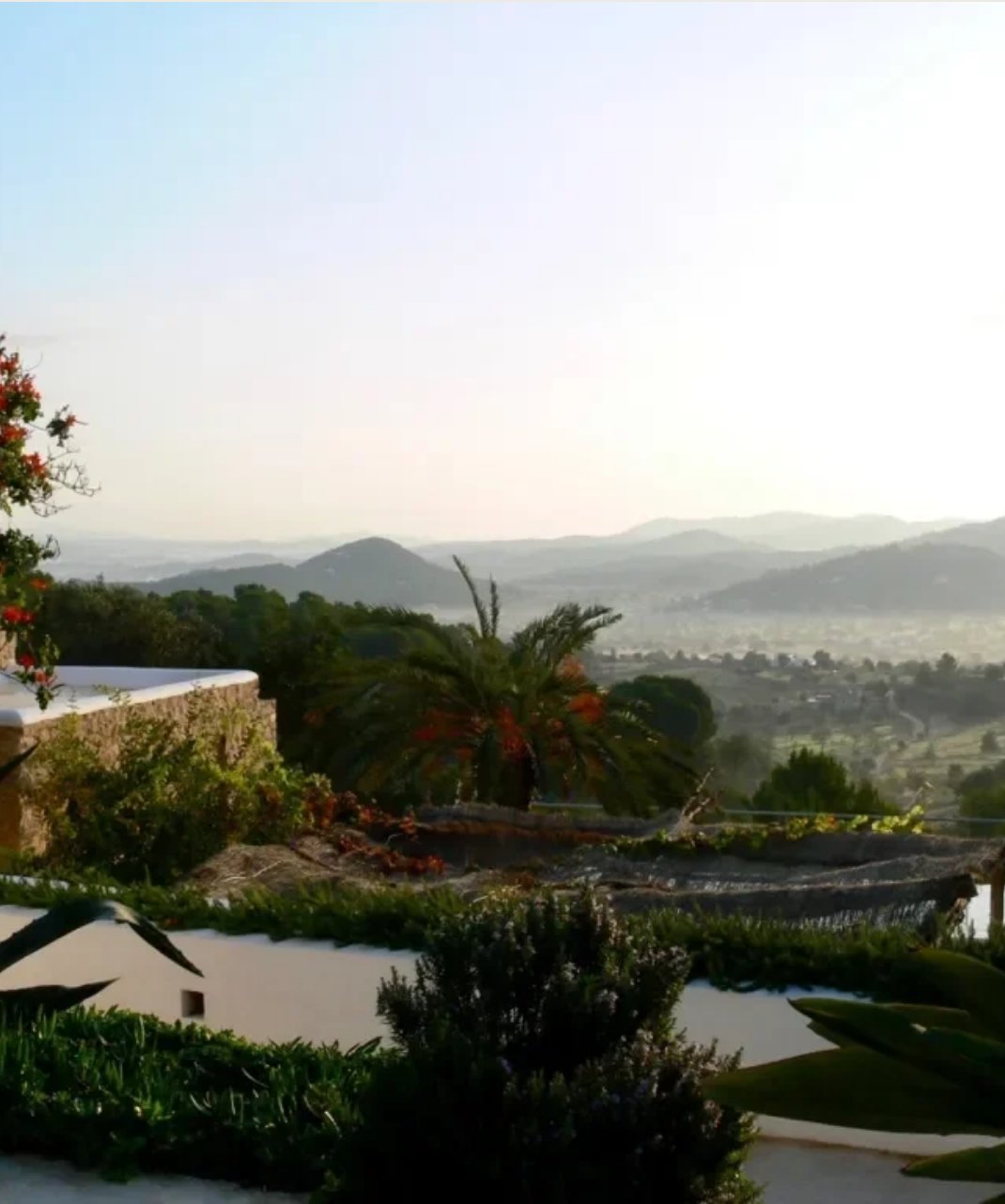 Panoramablick über die Hügel Ibizas von der Retreat-Villa